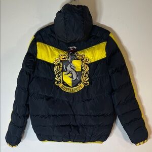 Harry Porter HUFFLEPUFF Embroidered Puffer Quilted Hooded Jacket. Men’s XS.